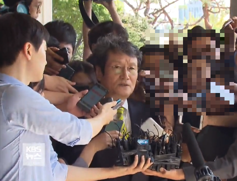 지난 18일 검찰에 출석한 문성근씨 / 사진 : KBS방송