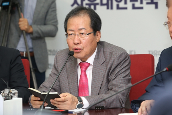 9일 열린 한국당 최고위원회의에서 발언 중인 홍준표 대표 / 사진 : 한국당