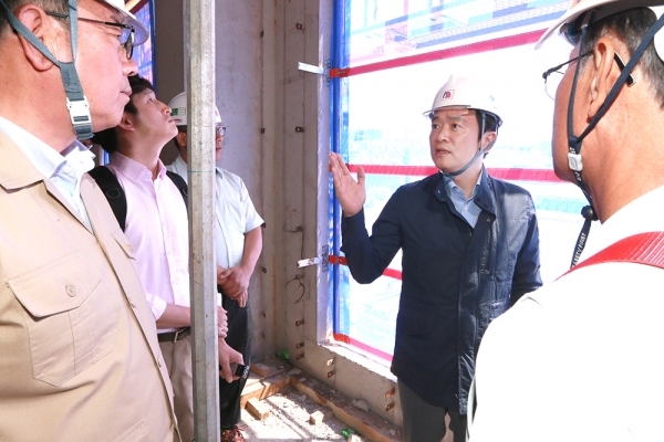 지난 8월 말 동탄 부영아파트 현장을 방문한 남경필 지사의 모습. 사진제공 경기G뉴스 허선량