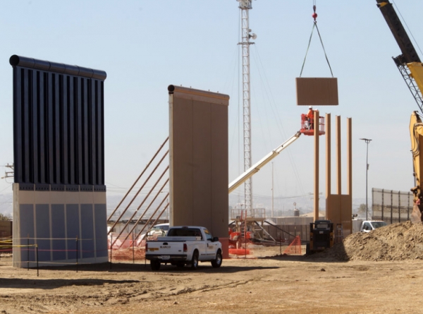 캘리포니아 샌데이에고 멕시코 국경에 세워지고 있는 트럼프 장벽 / 사진 : NPR캡쳐