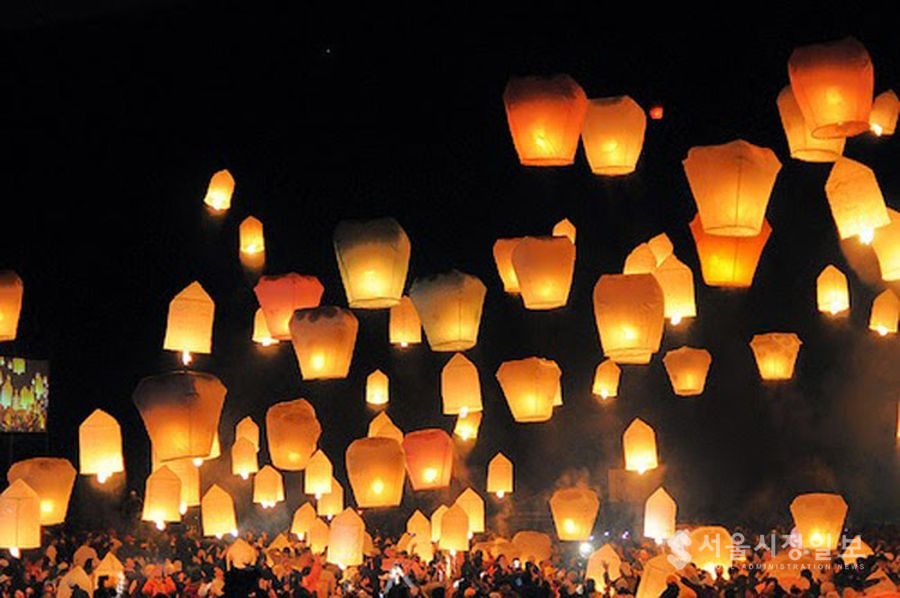 ▲ '와이삭' 경축일에 등불 축제 모습.