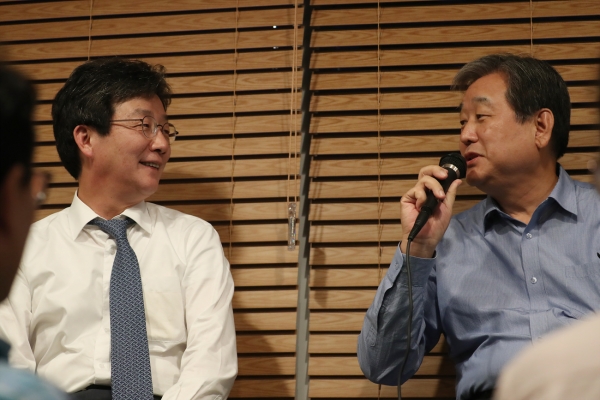 바른정당 유승민 의원과 김무성 의원 / 사진 : 바른정당 홈페이지