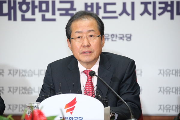 3일 박근혜 전 대통령 제명 관련 기자회견을 진행 중인 홍준표 대표 / 사진 : 자유한국당