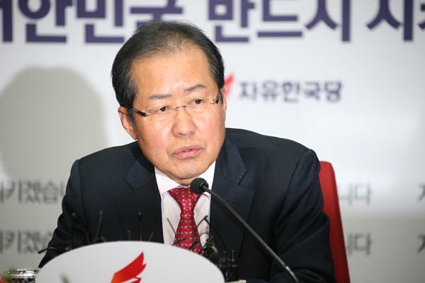3일 여의도 당사에서 박근혜 전 대통령 출당을 발표 중인 홍준표 대표 / 사진 : 자유한국당