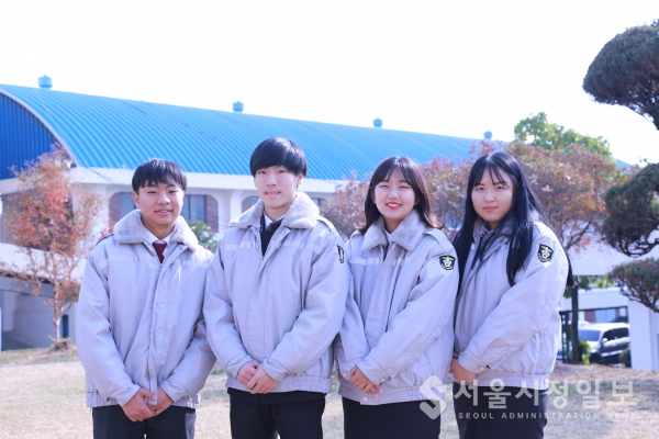 수원 삼일공고 명예경찰 박준서, 장근영, 김민영, 오하정(왼쪽부터)
