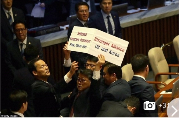 조원진 의원이 8일 국회 본회의장에서 피켓을 들고 기습적으로 시위를 벌이고 있다 / 사진 : 대한애국당 홈페이지 캡쳐