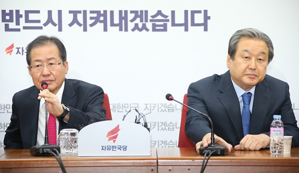8일 열린 간담회에 참석한 한국당 홍준표 대표와 김무성 의원 / 사진 : 자유한국당