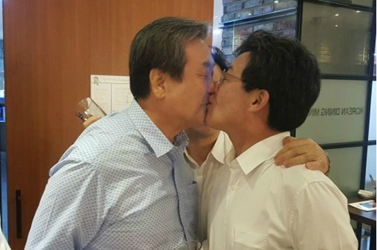지난 9월 10일 눈을 감은 채 입맞춤을 하고 있는 유승민 대표와 김무성 전 대표 / 사진 : 바른정당