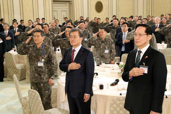 8일 전군 주요 지휘관 오찬 간담회에 참석한 문재인 대통령 / 사진 : 청와대