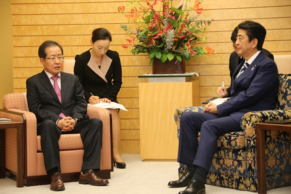 아베 일본총리와 면담 중인 자유한국당 홍준표 대표 / 사진 : 한국당