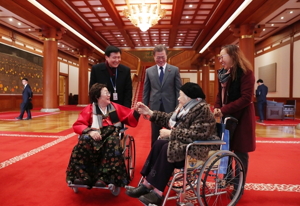 지난 4일 위안부 할머니들과 청와대에서 오찬을 진행한 문재인 대통령 / 사진 : 청와대