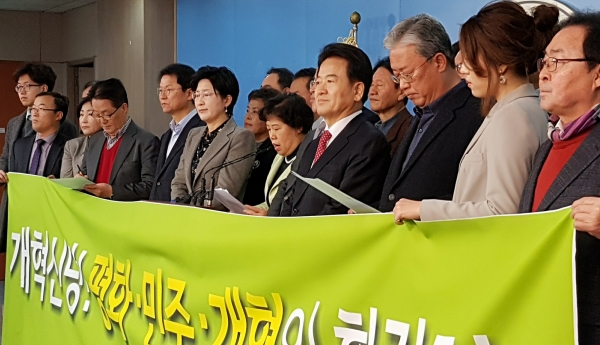 사진 : 21일 기자회견에 참석한 국민의당 통합반대파 의원들 / 출처 : 박지원 페이스북
