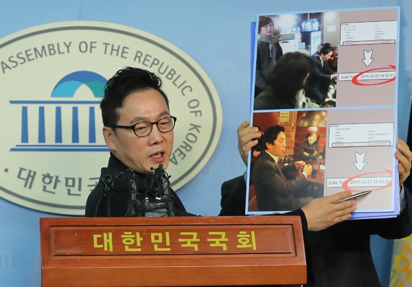 12일 국회 정론관에서 기자회견을 열고 증거사진을 공개해 해명하는 정봉주 전 의원