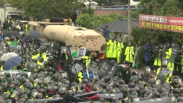 지난 23일 사드기지에 진입을 시도하는 국방부와 이를 반대하는 주민이 충돌해 혼란이 빚어졌다. / 사진=YTN 뉴스 캡쳐