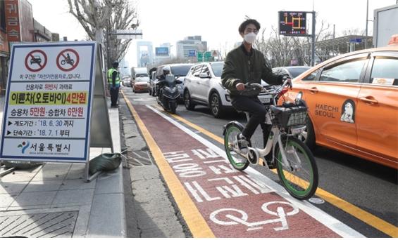 2018 위험천만 자전거전용도로에서 헬멧 없이 따릉이 이용하는 시민