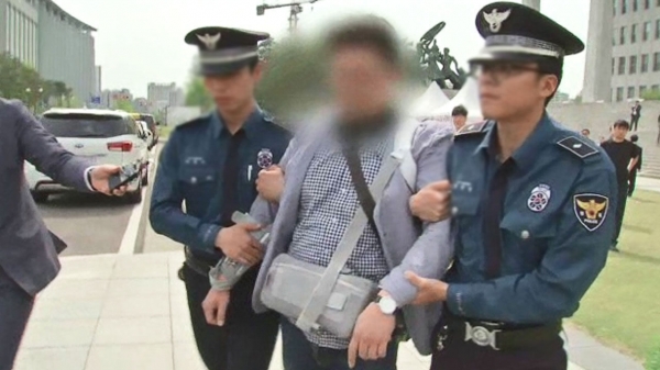 지난 5일 A씨가 김성태 의원을 폭행하고 경찰에 연행되고 있다. / 사진=SBS 뉴스 캡쳐
