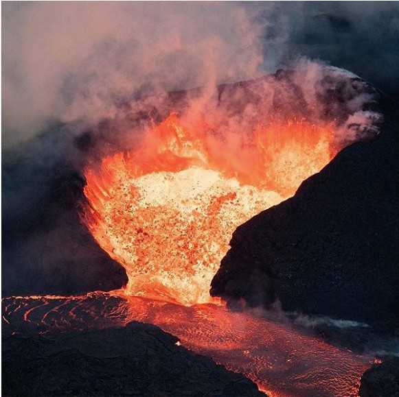 하와이 킬라우에아 화산에서 용암이 분출하고 있다