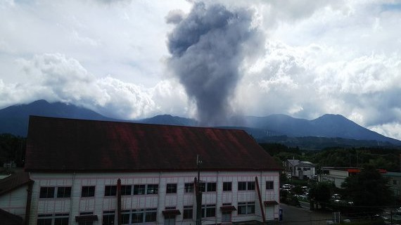 일본 신모에다케 화산이 지난 달 27일 폭발하는 장면