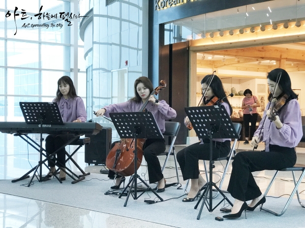 국악창작그룹 '뮤르'와 클래식 현악연주팀 '스트링미'를 초청해 9월 한 달간 특별한 예술 공연을 선보인다.