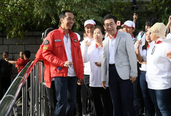 인도네시아 조코코 대통령과 청계천 산책을 하는 박원순 서울시장