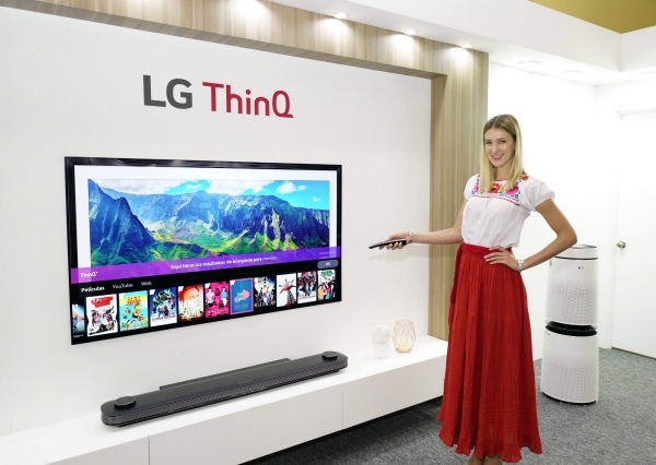 LG전자가 17일부터 20일까지 멕시코 칸쿤에서 ‘LG 이노페스트’를 열고 혁신 제품을 대거 선보였다. 모델이 'LG 올레드 TV AI 씽큐'를 소개하고 있다.