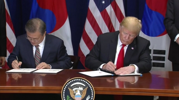 25일 한미FTA에 서명하고 있는 문재인 대통령과 트럼프 대통령 / 사진=YTN 뉴스 캡쳐