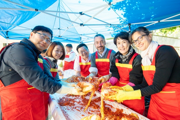 19일 AXA손해보험 임직원 80명이 서울시 마포구 대흥동 주민센터를 찾아 동절기 취약 가정이 따뜻하게 겨울을 날 수 있도록 김치 1,000kg을 직접 담가 전달하였다.