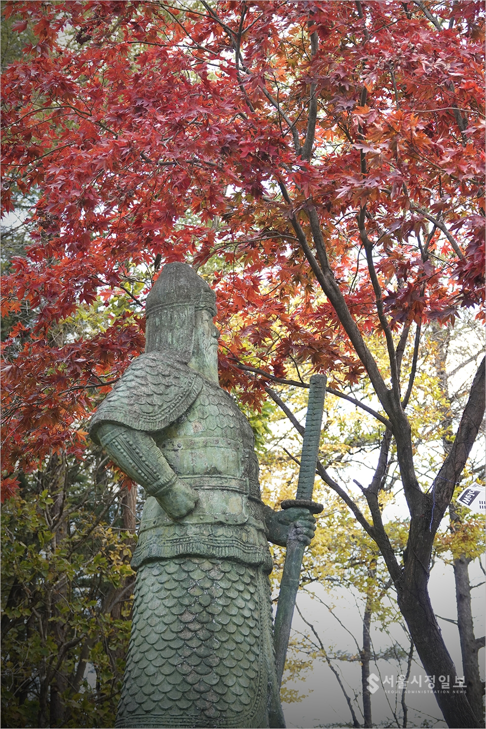 ▲ 폐교된 초등학교 운동장 가에 아직도 서 있는 거북선 모형과 이순신장군 동상.