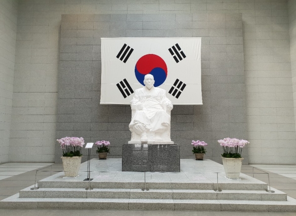 서울 용산구 효창공원에 있는 백범 김구 기념관에 건립된 김구선생의 전신상이다.배경의 대한민국 태극기가 자랑스럽다.