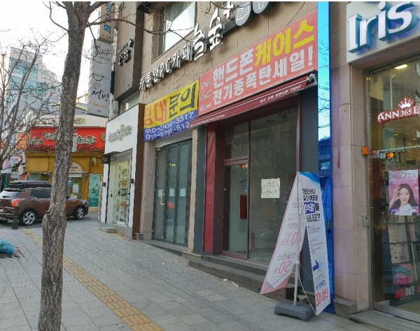 서울 숙면여대 입구 골목 상권이다. 작년부터 공실이다.