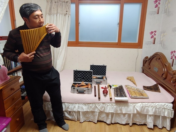 악기를 연주할 때가 가장 즐겁다는 악기신동 박지원씨가 연주시범을 보이고 있다.