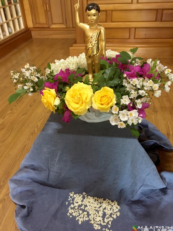 아기 부처님을 관욕하는 꽃장식의 재료는 주변 산에서 온 것들이다.