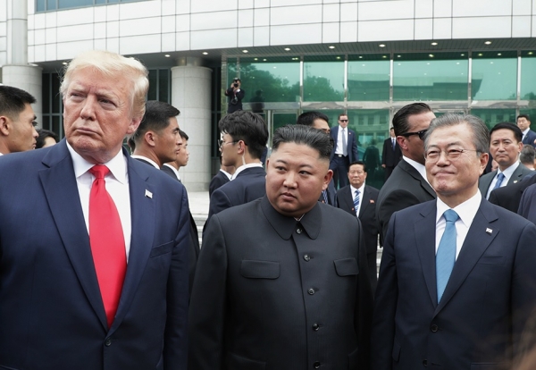 트럼프 대통령, 김정은 위원장, 문 대통령이 함께 사진을 찍고 있는 모습 (자료 출처 : 청와대)