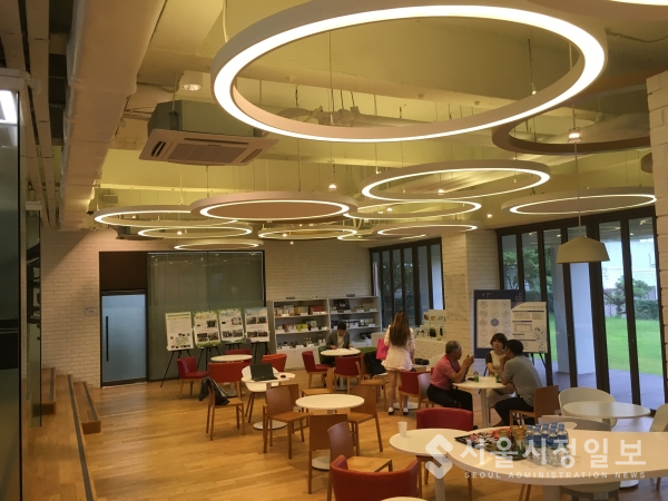 전남창조경제혁신센터의 1층은 카페형식으로 커피나 음료가 무료로 제공되고 있다.