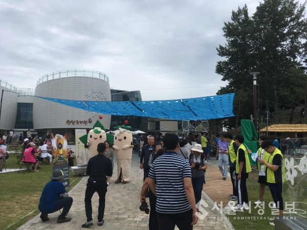 9월 8일부터 개장한 함양 산삼축제장에는 많은 사람들이 풍성한 볼거리와 놀거리에 여념이 없다.