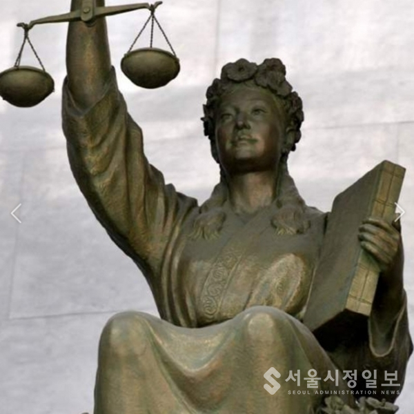 한손에 저울을 한손에 법전을 들고 있는 정의의 여신상이 부끄러운 현실의 대한민국 헌법의 판결을 기대해본다