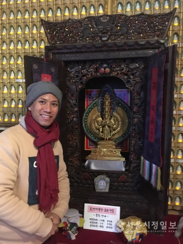 티벳박물관의 안내를 맡은 티벳스님이 전시된 관세음보살상을 설명하고 있다.