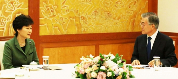 사진설명 : 2015년 3월 17일(화) 오후 청와대에서 박근혜 대통령과 당시 새정치민주연합 대표였던 현 문재인 대통령이 회담을 하는 모습이다.