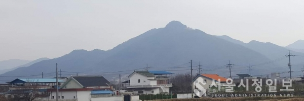 사진 설명 : 구례읍 봉서리 산정마을에서 바라본 오산의 모습이다.