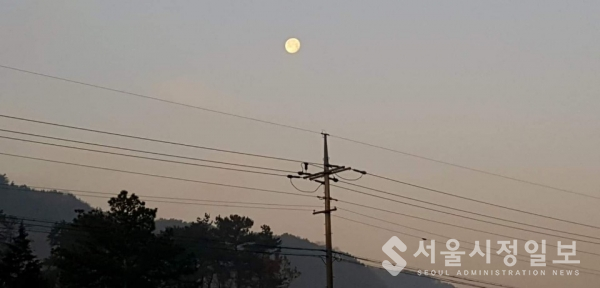 사진은 새날 새아침이 오니 몰락하고 있는 달의 모습