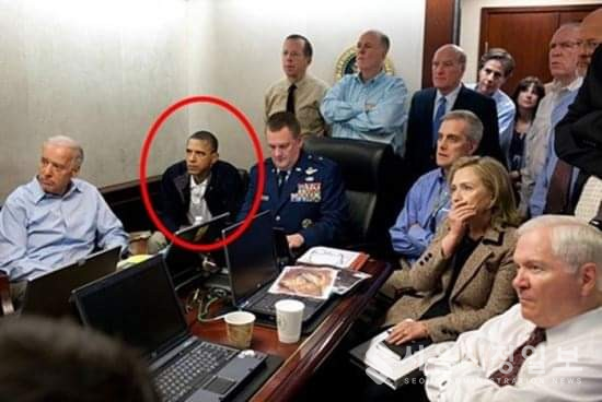 지난 2011년 5월 1일 백악관 상황실에서 진행된 빈 라덴 사살 작전에서 보듯, 바락 오바마 미국 대통령이 실무 책임자에게 중앙의 자리를 내어주고 작전을 지켜보고 있는 상황