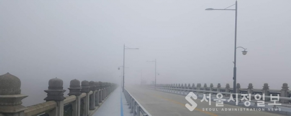 사진 설명 : 짙은 안개에 묻힌 섬진강 구례대교 풍경