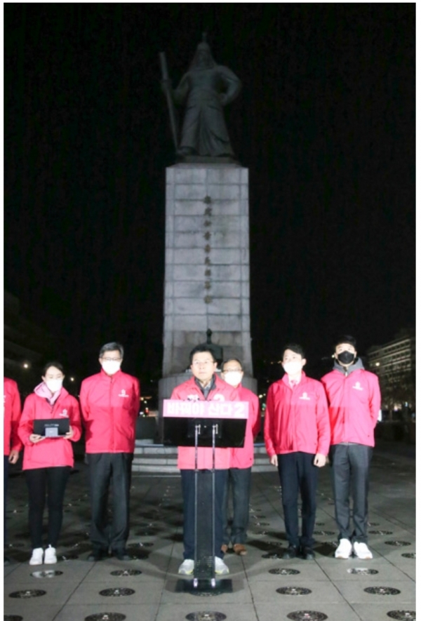 지난 1일 오후 황교안 총괄선대위원장과 박형준, 신세돈 공동 선대위원장은 서울 세종대로 광화문 광장에서 '나라 살리기, 경제 살리기 출정 선언 기자회견'을 갖고 4.15 총선에서 필승을 다짐하였다.