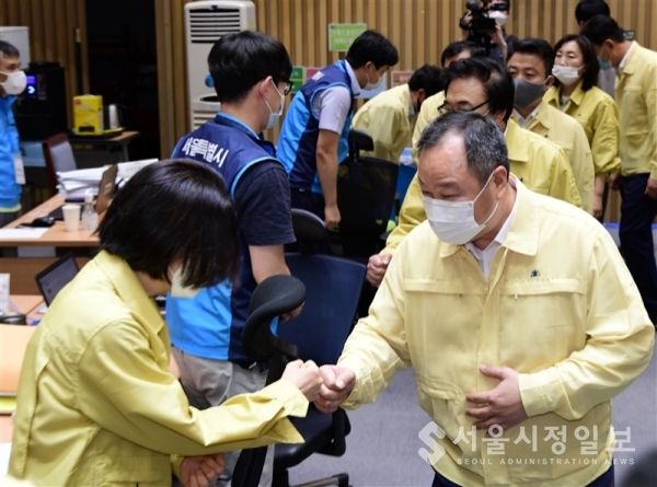 김인호 서울시의회 의장이 코로나19 현장을 방문해 관계자들을 격려하고 있다