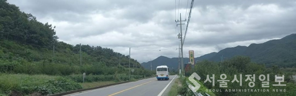 사진 설명 : 이른 아침 차선을 지키며 강변길을 달려 제 할 일을 하고 있는 구례군내버스와 섬진강 신령한 국사봉(國師峯)의 모습이다.