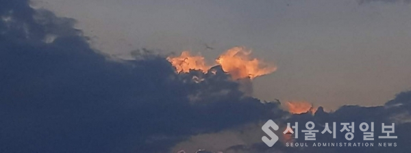 사진 설명 : 해 저문 하늘에서 이내 곧 사그라질 구름들이 연출하고 있는 순간의 장면이 한 폭의 그림이다.