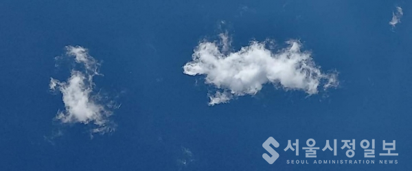 사진 설명 : 섬진강 하늘마당의 흰 구름이다. 세상에서 가장 허망하고 욕된 것이 정치라는 것을 일깨우고 있다.