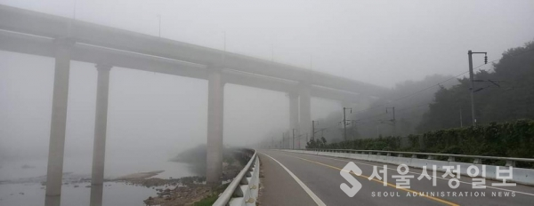 사진 설명 : 섬진강 강변을 따라 서에서 동으로 달리는 17번 국도를 잇는 복호교와 섬진강을 남북으로 잇고 있는 섬진강대교다.