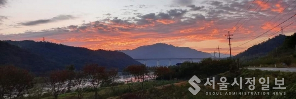 사진 설명 : 새날 새아침이 밝아오고 있는 섬진강 풍경이다.