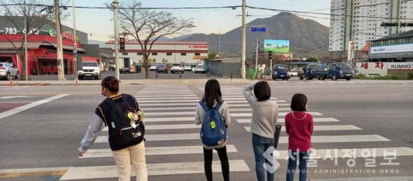 사진 설명 : 해질 무렵 구례읍 문척으로 나가는 사거리 건널목을 건너고 있는 어린학생들이다.